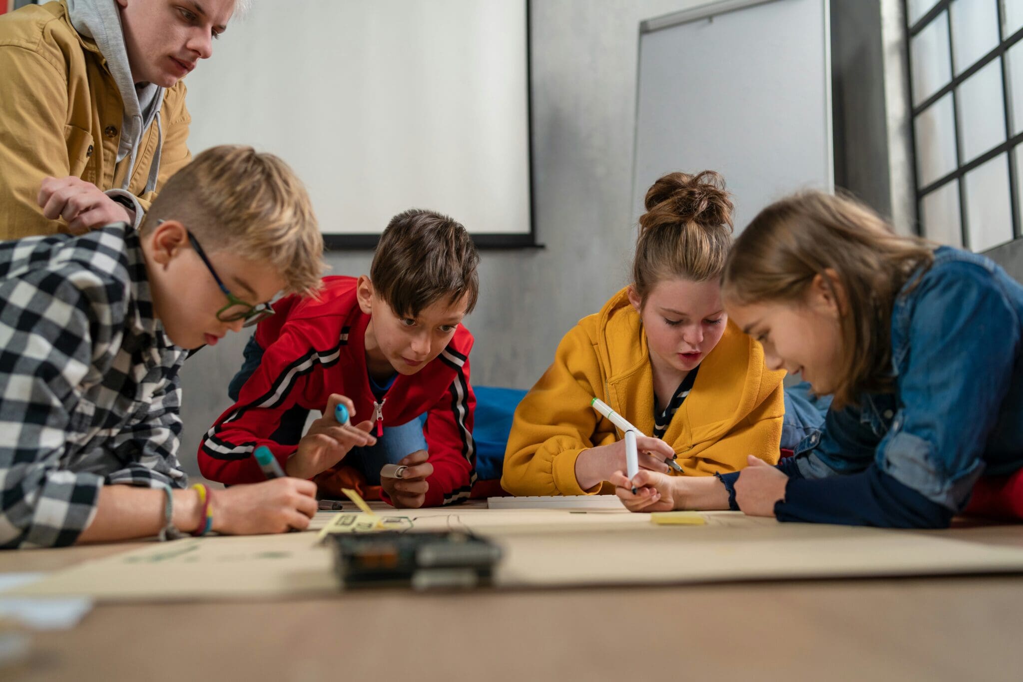 Om jongeren goed voor te bereiden op de toekomst, is het van essentieel belang dat alle kinderen en jongeren in aanraking komen met technologie. Cruciaal hierbij is dat scholen, bedrijven en buitenschool leeromgevingen zich verenigen in een regionaal leerecosysteem.