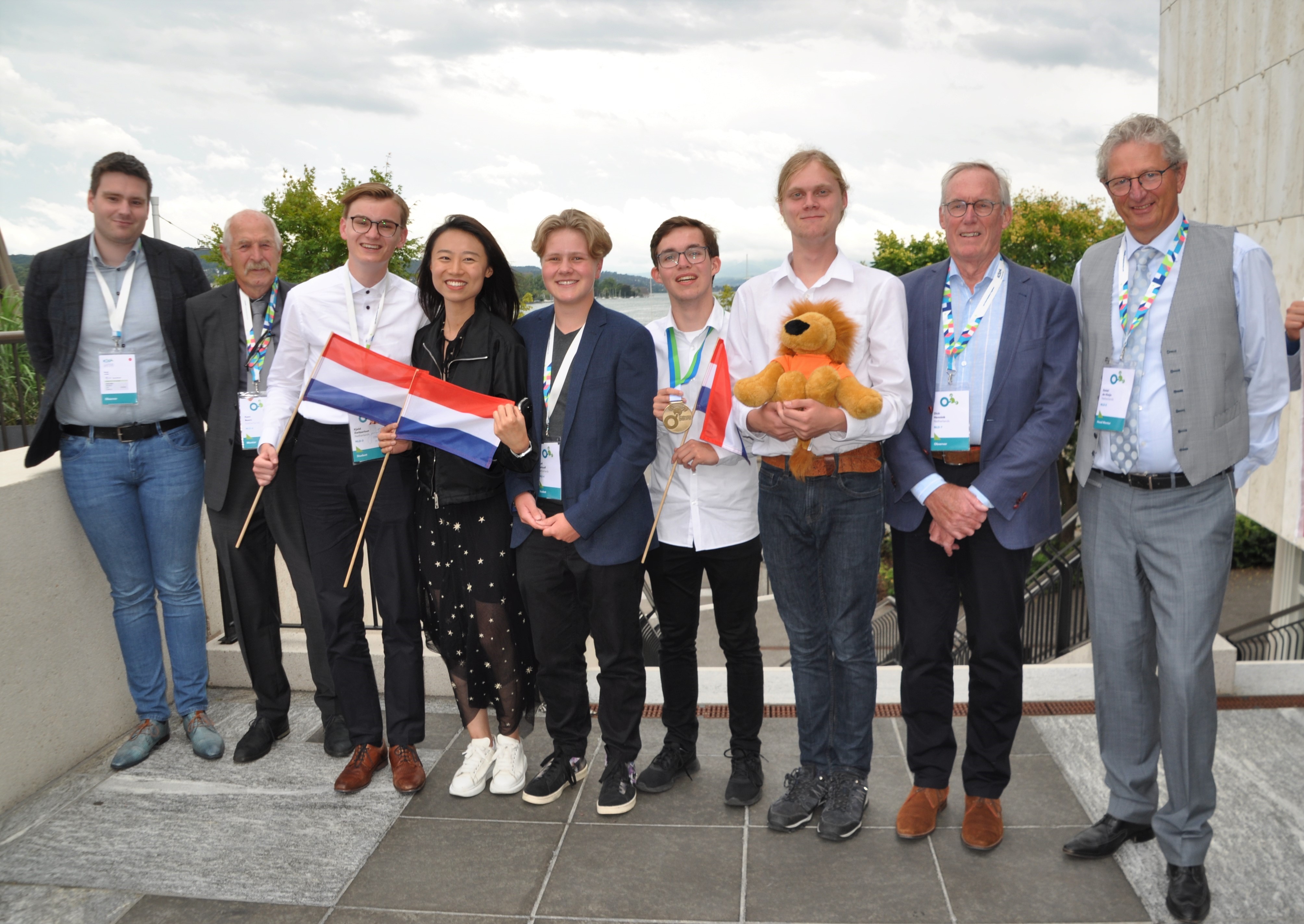 Nederlandse delegatie 55e IChO Z&uuml;rich 2023.&nbsp;V.l.n.r.: Marijn Jonker, Kees Beers, Kjeld Zwitserloot, Rui Tao (gids), Verff Verhoeff, Guus Bukkems, Jesse van der Waal, Dick Hennink, Emiel de Kleijn.